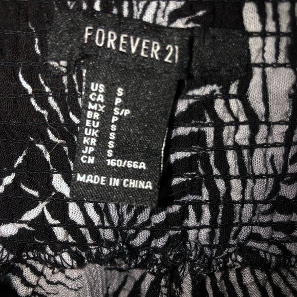 Palm Tree Leaf Patterned Shorts - Picture 3 of 3